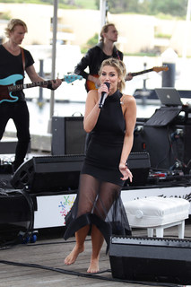 Delta Goodrem feet photo thumbnail