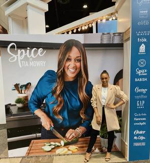 Tia Mowry feet photo thumbnail