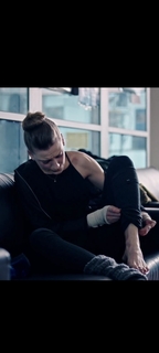 Serenay Sarikaya feet photo thumbnail