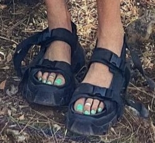 Serenay Sarikaya feet photo thumbnail