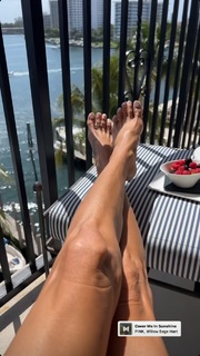 Brooke Burke feet photo thumbnail