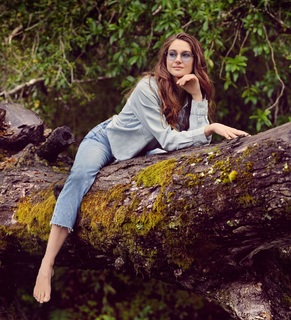 Shailene Woodley feet photo thumbnail