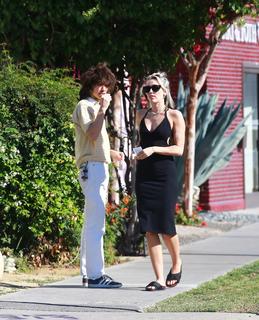 Miley Cyrus feet photo thumbnail