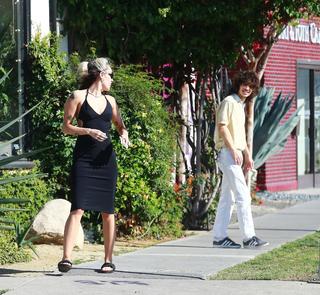 Miley Cyrus feet photo thumbnail