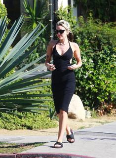 Miley Cyrus feet photo thumbnail