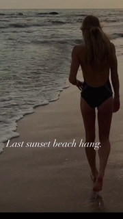 Laura Vandervoort feet photo thumbnail