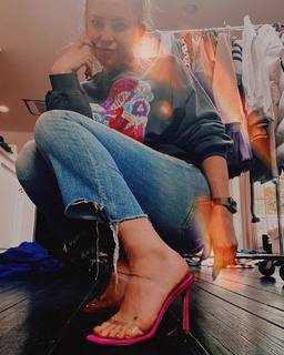 Kate Hudson feet photo thumbnail