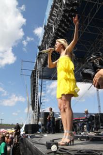 Julianne Hough feet photo thumbnail