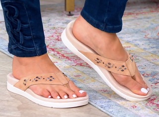 Courtney Khondabi feet photo thumbnail