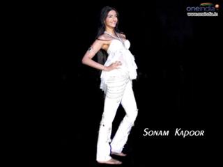 Sonam Kapoor feet photo 3