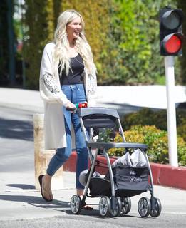 Joss Stone feet photo thumbnail