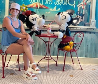 Tania Rincón feet photo thumbnail