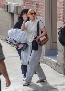 Kaley Cuoco feet photo thumbnail