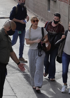 Kaley Cuoco feet photo thumbnail