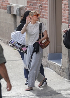 Kaley Cuoco feet photo thumbnail