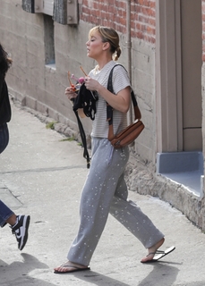 Kaley Cuoco feet photo thumbnail