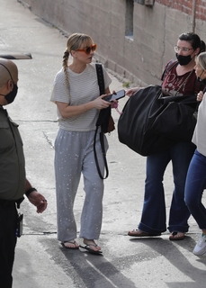 Kaley Cuoco feet photo thumbnail