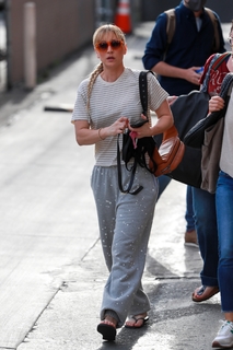 Kaley Cuoco feet photo thumbnail