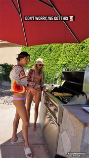 Alessandra Ambrosio feet photo thumbnail