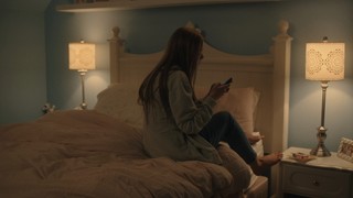 Elle Fanning feet photo thumbnail