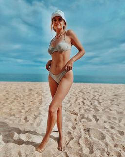 Kelsea Ballerini feet photo thumbnail