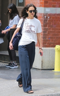 Katie Holmes feet photo thumbnail