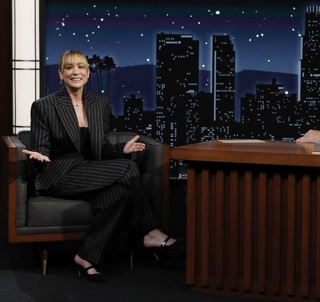 Kaley Cuoco feet photo thumbnail