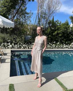 Elle Fanning feet photo thumbnail