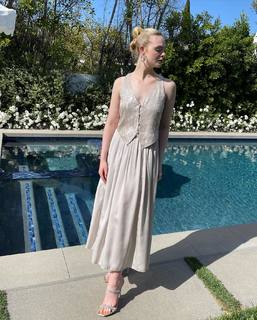 Elle Fanning feet photo thumbnail