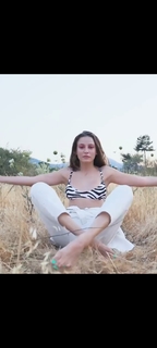 Serenay Sarikaya feet photo thumbnail