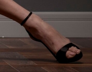 Serenay Sarikaya feet photo thumbnail