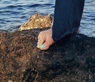 Serenay Sarikaya feet photo thumbnail