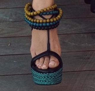 Serenay Sarikaya feet photo thumbnail