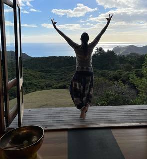 Dania Ramirez feet photo thumbnail