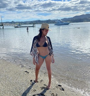 Dania Ramirez feet photo thumbnail