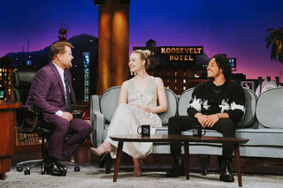 Elle Fanning feet photo thumbnail