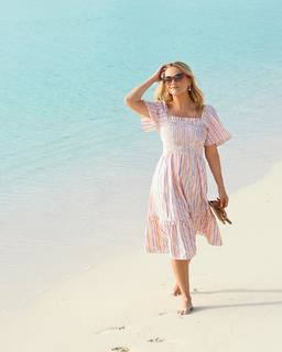 Reese Witherspoon feet photo thumbnail