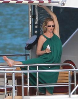 Uma Thurman feet photo thumbnail