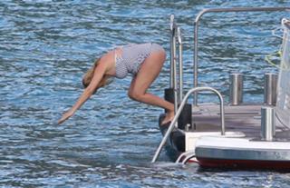 Uma Thurman feet photo thumbnail