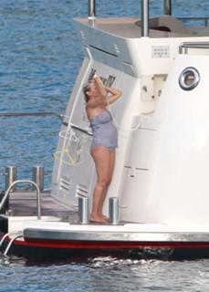Uma Thurman feet photo thumbnail