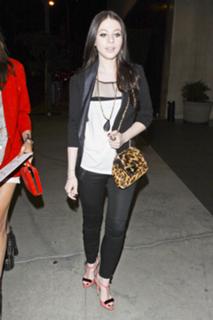 Michelle Trachtenberg feet photo thumbnail
