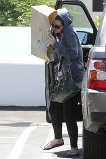 Michelle Trachtenberg feet photo thumbnail