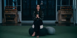 Anne Hathaway feet photo thumbnail