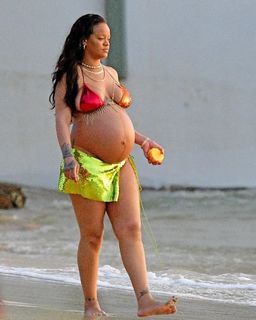 Rihanna feet photo thumbnail