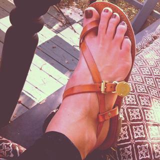 Cat Deeley feet photo thumbnail