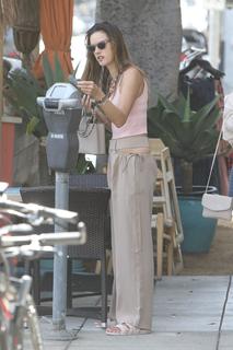 Alessandra Ambrosio feet photo thumbnail