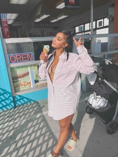 Queen Naija feet photo thumbnail