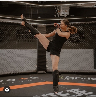 Karolina Kowalkiewicz feet photo thumbnail