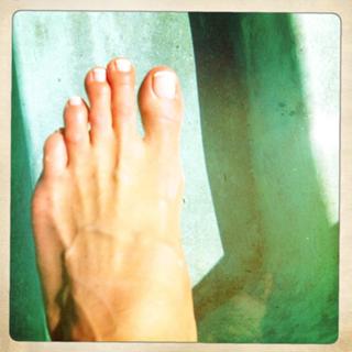 Cat Deeley feet photo thumbnail