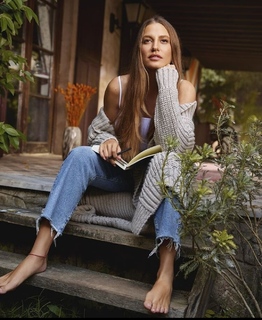 Serenay Sarikaya feet photo thumbnail